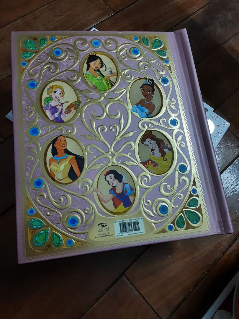 Sách đẹp mỹ mãn, từ bìa cứng in các đường hoa văn nổi vàng bóng cho đến các cảnh pop up phức tạp bên trong. Nội dung sách cũng phong phú, chi tiết, giới thiệu về các nàng công chúa Disney. Bé gái 3 tuổi nhà mình rất thích, nhất là cảnh lâu đài, bé ngó vào hoặc lấy tay sờ rất vui. Mình rất hài lòng với sản phẩm này.