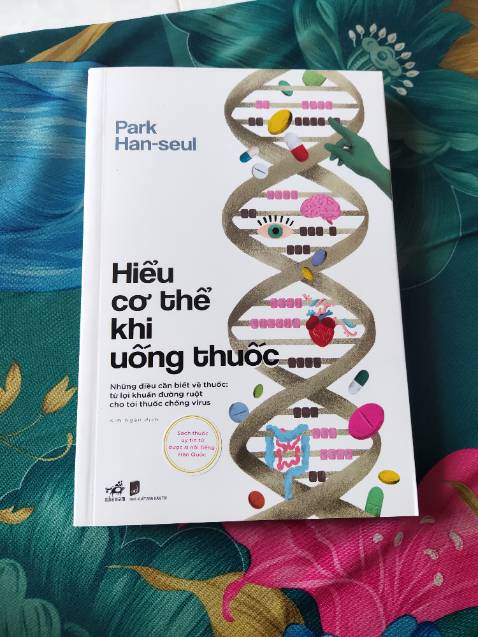 Một quyển sách hay, bổ ích đến thế mà chưa được chú ý đúng mức.
Hầu như ai cũng dùng thuốc hết, mà thuốc ảnh hưởng ra sao tới cơ thể mình thì lại thờ ơ, cùng lắm là nghe một vài tin hành lan, giang hồ đồn rồi nghe theo chứ số người tìm hiểu về thuốc (trừ giới y bác sĩ) thì rất ít
Hiểu về thuốc thì mới an tâm dùng thuốc được