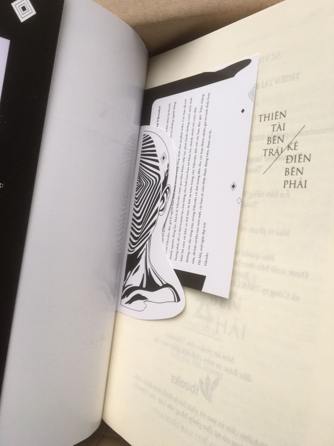 Sách hay lắm. Đọc sách giúp mình có thêm nhiều quan điểm mới thú vị, các góc nhìn đa chiều. Ngoài ra còn truyền cảm hứng cho mình thích Vật lí lượng tử, Không gian bốn chiều và ti tỉ những thứ khác nữa. Có nhiều câu chuyện thú vị được kể dưới góc nhìn của bệnh nhân tâm thần, cực kì đáng tiền, đáng đọc.