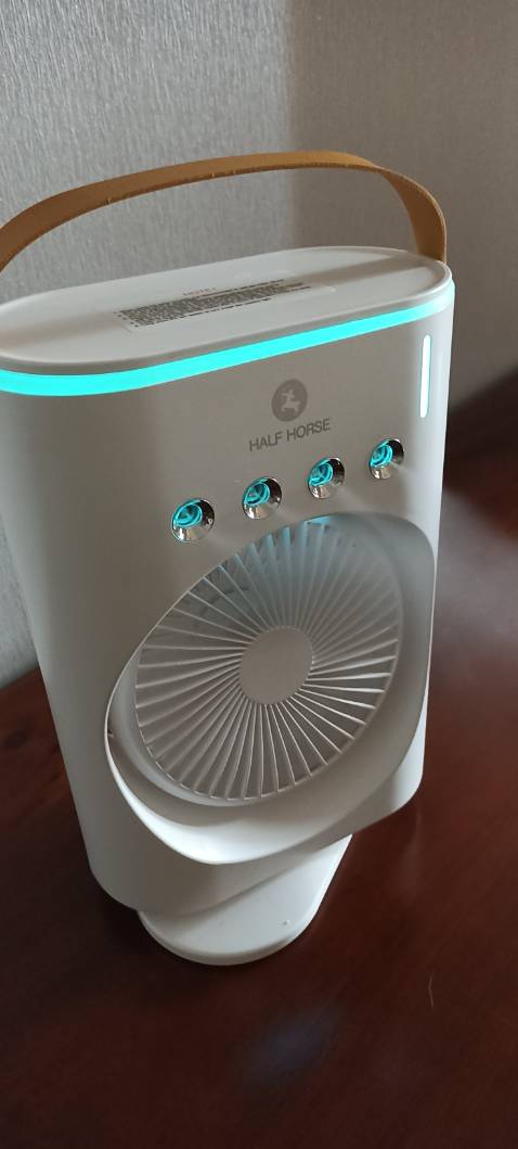 Động cơ mạnh, 
Quạt chạy êm _ Phung sương bốn vòi." Nhưng" mình có thể sử dụng hai hoặc ba đều được cả. 
Mọi người ơi nên mua quạt này sử dụng khi mùa hè nóng bức.
Mình mua hai khi sử dụng phung sương mọi người nên thủ chai nước kế bên siêng năng chăm nước đừng để cạn nước!