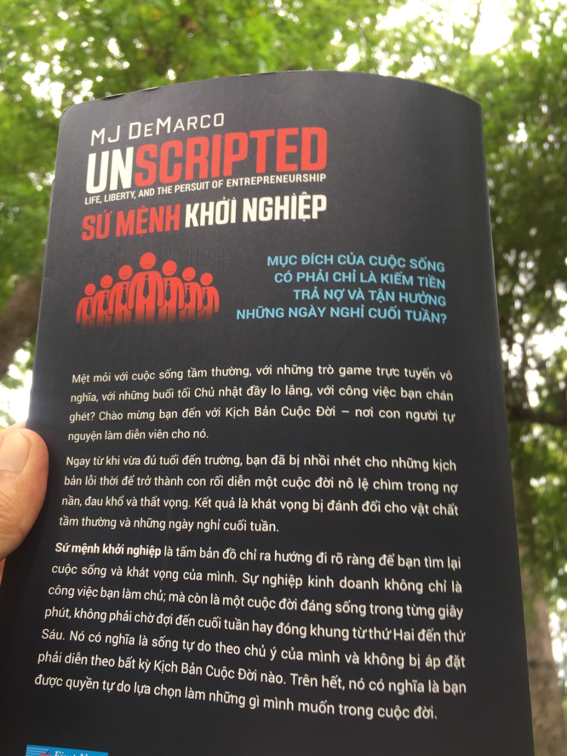 Cuốn sách rất hay của tác giả triệu phú MJ DeMarco.
Nếu bạn mơ hồ nhận ra có điều gì đó không ổn, cuộc sống dường như còn có nhiều điều mà có thể bạn chưa biết thì đây là cuốn sách dành cho bạn.
Nó chỉ ra những sai lầm trong cách tư duy thông thường, làm sao để từng bước hóa giải nó để từng bước định hướng lại con đường đúng đắn cho bản thân để đạt được cuộc sống tự do hạnh phúc.
Điều mình thích nhất trong cuốn sách này chính là mô hình khởi nghiệp Unscripted. Nó đơn giản nhưng rất chính xác. Mình nghĩ đó cũng chính là điểm chung của các doanh nhân thành công.
Hơn 300 trang được in ấn trên giấy tốt sắc nét cầm rất nhẹ sẽ đem đến cho bạn không chỉ kiến thức mà rất có thể nó sẽ giúp thay đổi cuộc đời của bạn.
Rất có thể một ngày nào đó, bạn sẽ đưa cuốn sách này cho con cháu, bạn bè và những người thân yêu của mình.