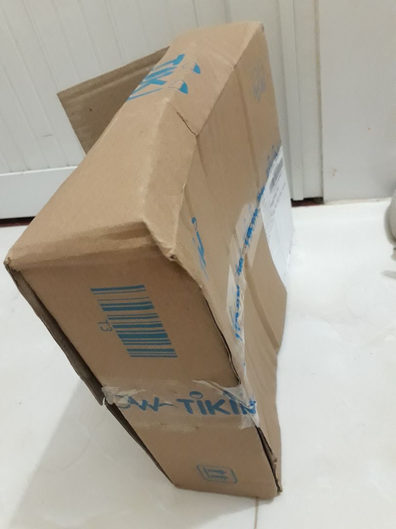 Mình trả một khoảng tiền 285.000đ để nhận lại bộ sách như này hay sao?? Mình đã rất vui khi nhân viên giao hàng của tiki rất tận tâm, cũng như lần đặt hàng vừa rồi Tiki xử lí rất chuyên nghiệp nhưng mà lần này lại nhận được kết quả thế này?. Mình xin góp ý rằng nếu sách bị cũ, Tiki có thể giảm giá sách xuống thì mọi việc nó sẽ hợp lí hơn. Mong Tiki sẽ làm việc chuyên nghiệp và có trách nhiệm hơn?.