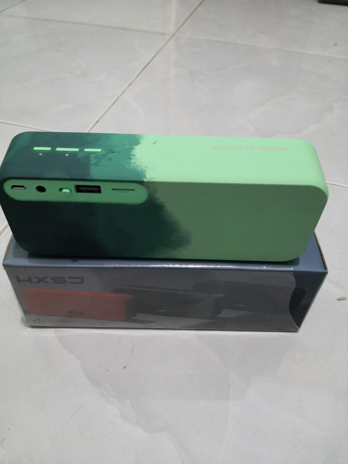 không hài lòng... thực tế khi nhận và thử loa không như quảng cáo sản phẩm. loa phát bass, stress quá dở, trong tầm giá 400k mà loa phát không hay bằng những loa hiệu khác. rất thất vọng về sản phẩm. đặt màu xanh dương mà giao xanh lá... chán sản phẩm này ghê 😭😭😭