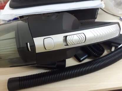 Là 1 người k hề dám mua đồ trên mạng nhưng sau lần này sẽ thay đổi rất nhiều, 1 sản phẩm quá xuất sắc:
- Máy hút bụi là món hàng "nên mua" trong mọi gia đình,nó giống như cái máy giặt ấy, giải phóng sức lao động của con người. 
- Tầm một gia đình nhỏ có 2-3 phòng ngủ thì nên mua máy cầm tay + có dây, vì thời gian hút và công suất hút hơn hẳn máy chạy pin, giá rẻ và lâu bền, có độ cơ động, ko nhất thiết phải dùng máy hút công nghiệp. 
- XC-628 có lực hút rất tốt, hút được tóc tai các kiểu và bụi mịn, mang về hút xong cái phòng ngủ mà thấy hãi hùng với cái đống bụi mịn sống chung với mình bao nhiêu lâu nay. Chổi không bao giờ quét sạch được thứ bụi này, quét chỗ này thì bụi và tóc nó bay sang chỗ khác. Phòng ngủ kín nên bụi mịn sẽ ngày càng tích tụ. Bạn nào còn lăn tăn về máy hút bụi thì mình khuyên là nên mua ngay và mang về hút ngay trong phòng ngủ đi nhé! 
- Độ ồn: không bằng cái máy khoan như bác nào nói đâu. Máy khoan nó ồn kiểu khác, khi khoan tường tiếng kêu nó rất xé tai. XC628 nó cũng kêu nhưng là tiếng kêu của động cơ, nó kêu kiểu khác. Nói chung độ ồn chấp nhận được không vấn đề. 
- Độ nóng: máy hút cầm tay cắm điện nên nó có đường thoát khí nóng, cái này là tốt cho máy, đừng có chỉa cái đường thoát này vào mặt là được, thực ra là hơi ấm ấm chứ cũng ko đến nỗi. Riêng cái máy thì khi hoạt động tất nhiên là nó sẽ nóng lên, hút tầm 20 phút nên cho máy nghỉ và đi vệ sinh hộp bụi + lọc. 
- Vệ sinh hộp bụi: các bạn nên chuẩn bị sẵn 1 cái chổi sơn hoặc 1 cái cây cọ rửa bình. Hộp bụi + lọc tháo ra rất dễ dàng. Hút tầm 20-30 phút nên cho máy nghỉ bớt nóng và lấy hộp bụi đi vệ sinh khô. Hút xong cái nhà thì mang ra rửa bằng nước và đem phơi. Cái này mình đoán nếu cứ xài kỹ như vậy chắc xài hoài không hư. Vệ sinh cực kỳ dễ, tháo lắp rất dễ. 
- Các đầu hút: tháo lắp dễ dàng và đầy đủ. Đầu hút bàn ăn laptop, đầu hút khe tủ nóc tủ... nói chung là đầy đủ và thông minh. Hút xong laptop mình mang ra quất luôn 2 cái quạt sạnh tinh, chơi luôn cái tivi. Hút đến đâu sạch đến đấy nhìn rất sướng. 
- Giá: Hơn 300k là quá rẻ cho một món hàng như vầy.