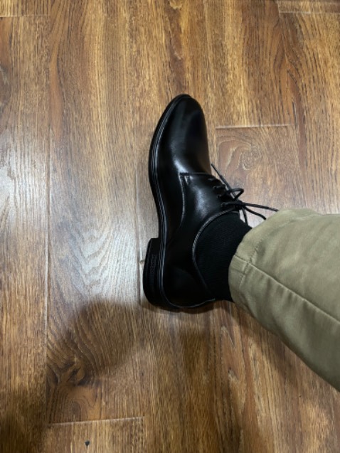 Form đẹp, êm chân, giao hàng nhanh và đủ bộ kit vệ sinh. Tuy nhiên mình đi thử 1 vài bước thì thấy dấu hiệu bị nhăn như hình 4. Ncl phù hợp giá tiền