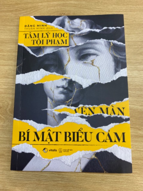 Bìa đẹp, ấn tượng. Mỗi vụ án lại có phương pháp điều tra khác nhau, tác giả chỉ ra các bước để độc giả có thể áp dụng thực tế. Nhiều phương pháp đọc biểu cảm thú vị.
