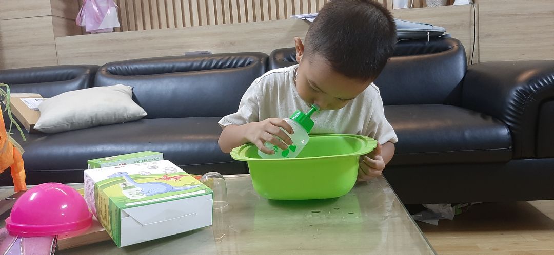 Bình vừa tay của bé, thân bình mềm, bé nhà mình tự bóp được  dễ dàng, lại   đúng hình khủng long yêu thích nên tự cầm rửa luôn. Bạn ấy chủ động bóp rửa nên việc phổi hợp động tác aaaaaa trong lúc rửa tốt hơn việc mẹ rửa hộ.  Mình đã đổi khá nhiều loại bình cho con nhưng đây là lần ưng ý nhất ? Bình vừa tay của bé, thân bình mềm, bé nhà mình tự bóp được  dễ dàng, lại   đúng hình khủng long yêu thích nên tự cầm rửa luôn. Bạn ấy chủ động bóp rửa nên việc phổi hợp động tác aaaaaa trong lúc rửa tốt hơn việc mẹ rửa hộ.  Mình đã đổi khá nhiều loại bình cho con nhưng đây là lần ưng ý nhất ?