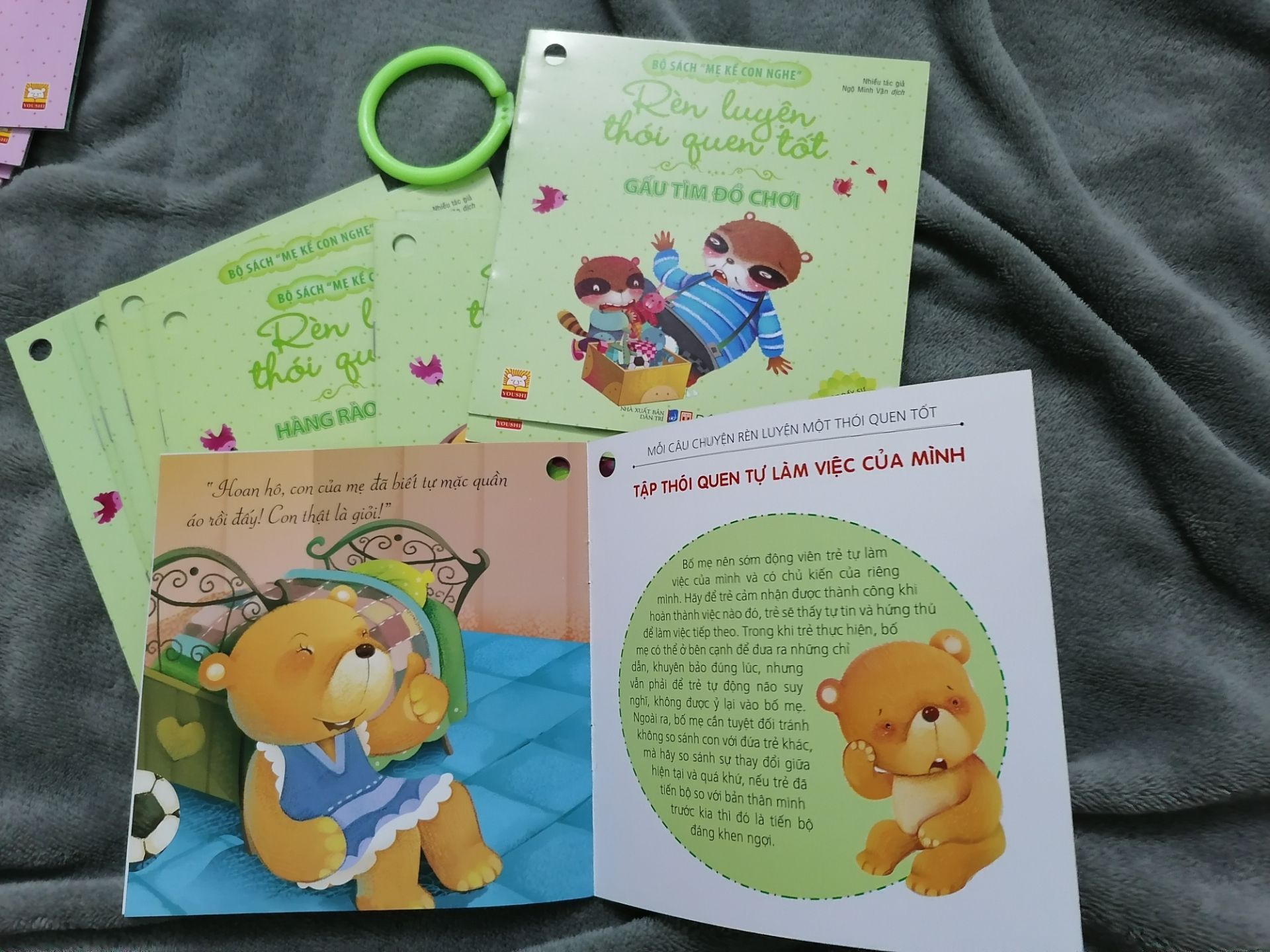 Sách đẹp, màu sắc tươi sáng, hình vẽ dễ thương,  nhiều câu truỵên đa dạng khác nhau. 1 bộ có nhiều cuốn nhỏ kèm móc tròn giữ sách. Nhưng mà móc nhựa cứng khá dễ gãy.