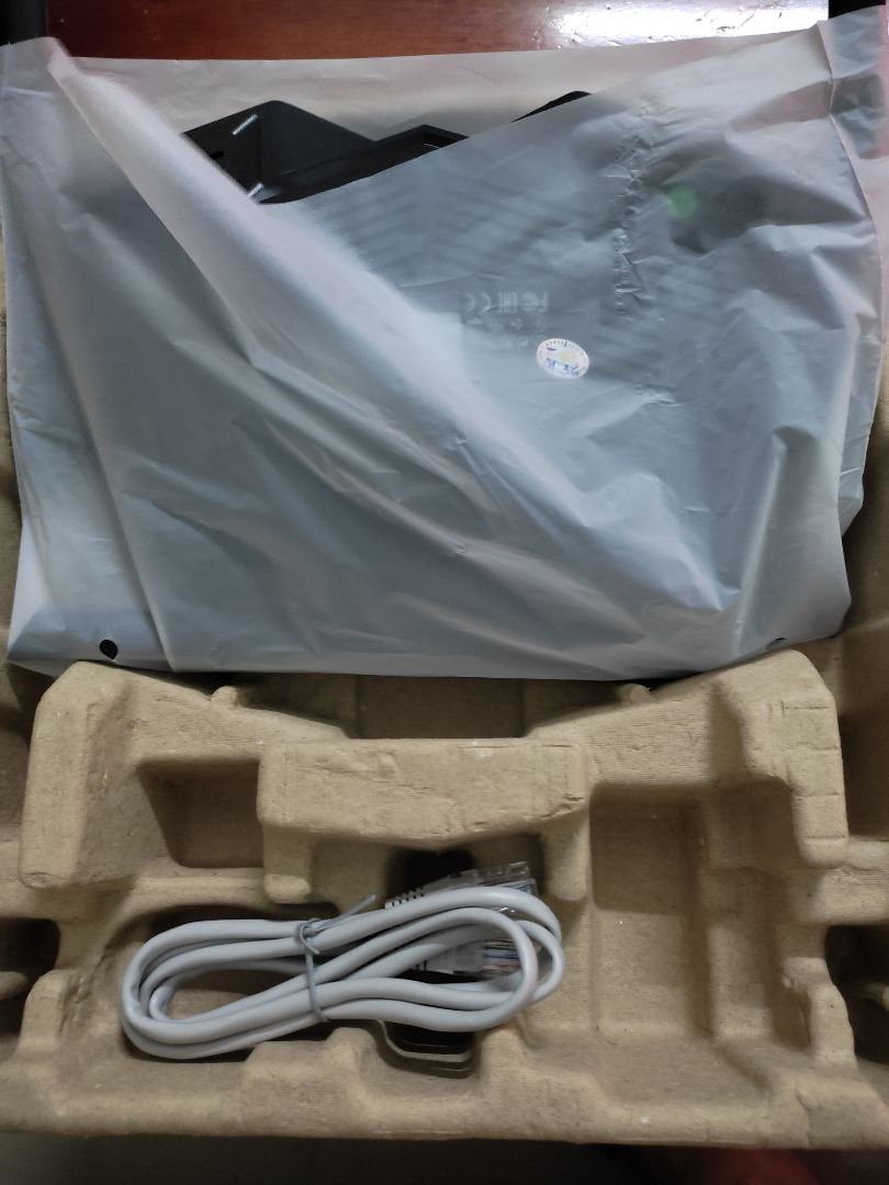 hộp sản phẩm không có adapter nguồn
ko biết dùng sao luôn