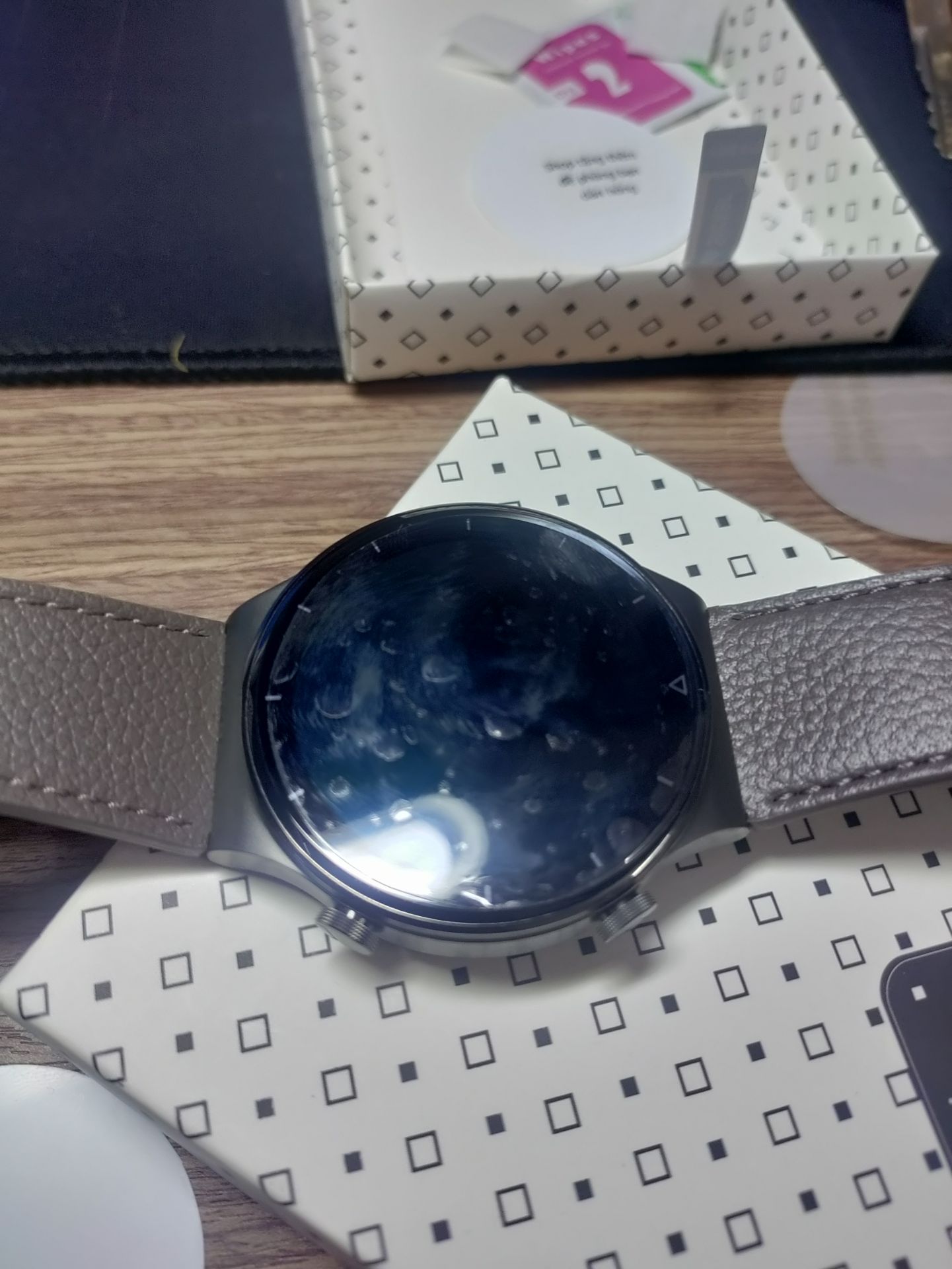 Không giống hình quảng cáo. quảng cáo là miếng dáng có 3 lớp có ghi chú 1-2-3 nhưng nhận về là 1 miếng dán bình thường không tràng viền. Giá mắc hơn những shop khác. shop khác Mỗi miếng như vầy chỉ 20k 3 miếng chỉ 50k. Nhưng do thấy quảng cáo cứ nghỉ tràng viền, có 3 lớp ghi chú rõ ràng dễ dán nên mua về với giá 59k chưa tính ship. shop cũng không có bất kỳ hướng dẫn nào cho người sử dụng. Giao dư 1 miếng còn ghi chú tặng thêm đề phòng hư (tính ra vẫn mắc so với giá trị sản phẩm nhận đc). mua mấy trăm đơn trên tiki lần đầu thấy khó chịu như vậy. Mong tiki duyệt sản phẩm rõ hơn đừng quảng cáo 1 đằng giao 1 nẽo.