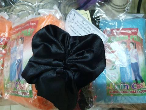 Shop pack hàng nhanh, ship đủ số lượng combo áo mưa, quần và có kèm gift đồ cột tóc. Áo mưa hơi ngắn nhưng dùng tiện gọn để vào cốp xe, quần thì mặc chất vải thoải mái nhưng size hơi rộng. Nhưng shop service tốt nên vẫn cho 5*.