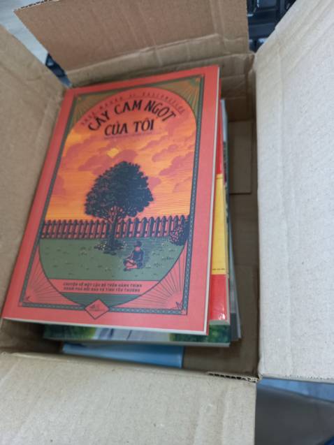 Giao hàng nhanh
Sách mới nguyên
Nhân viên giao hàng lịch sự, nhanh nhẹn.
Chưa đọc chưa nhận xét nối dung được.
Đóng gói chỉ có hộp, ko chèn, may mà ko chuyển xa nên sách ko sứt mẻ gì.