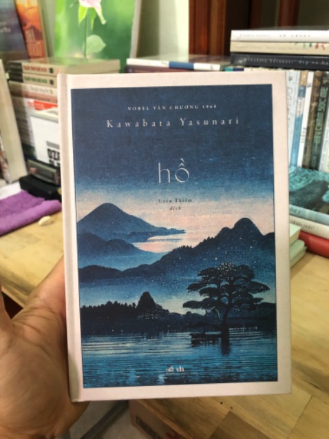 Đây là cuốn sách đầu tiên của nhà văn Kawabata mà mình đọc, tác giả có lẽ là quá nổi tiếng trong giới văn học rồi. Một cuốn sách nhẹ nhàng, nhưng không dễ đọc, câu chuyện không kịch tính bất ngờ mà kiểu thơ mộng, mơ hồ, mông lung, những đoạn hội thoại đẹp đẽ, thật sự không biết tả ra sao. Là một người yếu kém trong cảm nhận và phân tích văn thơ nên mình chưa thật sự hiểu được những điều mà tác giả muốn truyền tải, hoặc hiểu hết được những gì đã diễn ra. Tuy vậy mình vẫn thấy đây là một cuốn sách hay, có lẽ nên đọc lại một lần nữa để hiểu hơn. Sách thì về tay an toàn vì Tiki đóng gói okee và shiper giao hàng okee