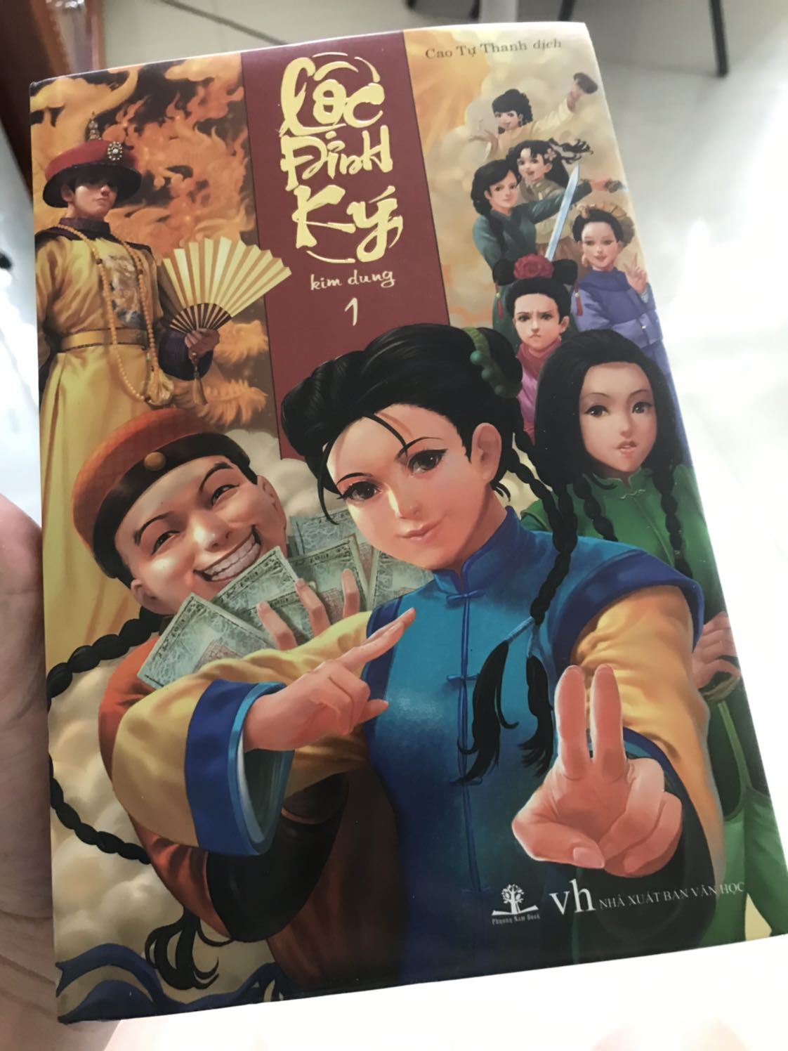 Truyện hay nhưng không thích giấy in lắm vì loại giấy này dễ bị ố, thâm kim trong khi giá tiền lại rất cao nhưng chất giấy lại thua những quyển sách tầm giá thấp hơn nhiều. Thứ 2 tôi không thích một điều ở Tiki là khi đặt một đơn hàng lại bị chia nhỏ ra thành 3,4 đơn hàng khác giao lắt nhắt nhiều lần rất phiền.