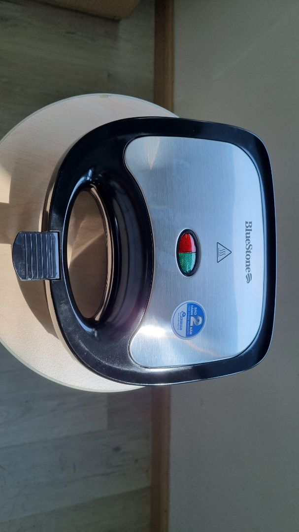 Máy nhỏ gọn nhưng hiệu quả cực kì. Nướng bánh mì, làm hotdog, chiên trứng đều rất rất ổn. Giá vô cùng hợp lý.