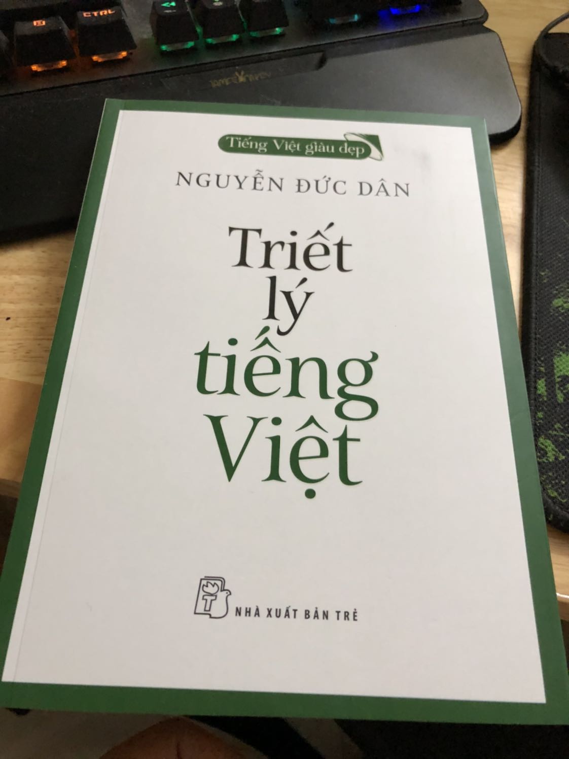 Sách bị cũ nên keo dán bị nhả keo dán gáy
Mong shop xử lý giúp