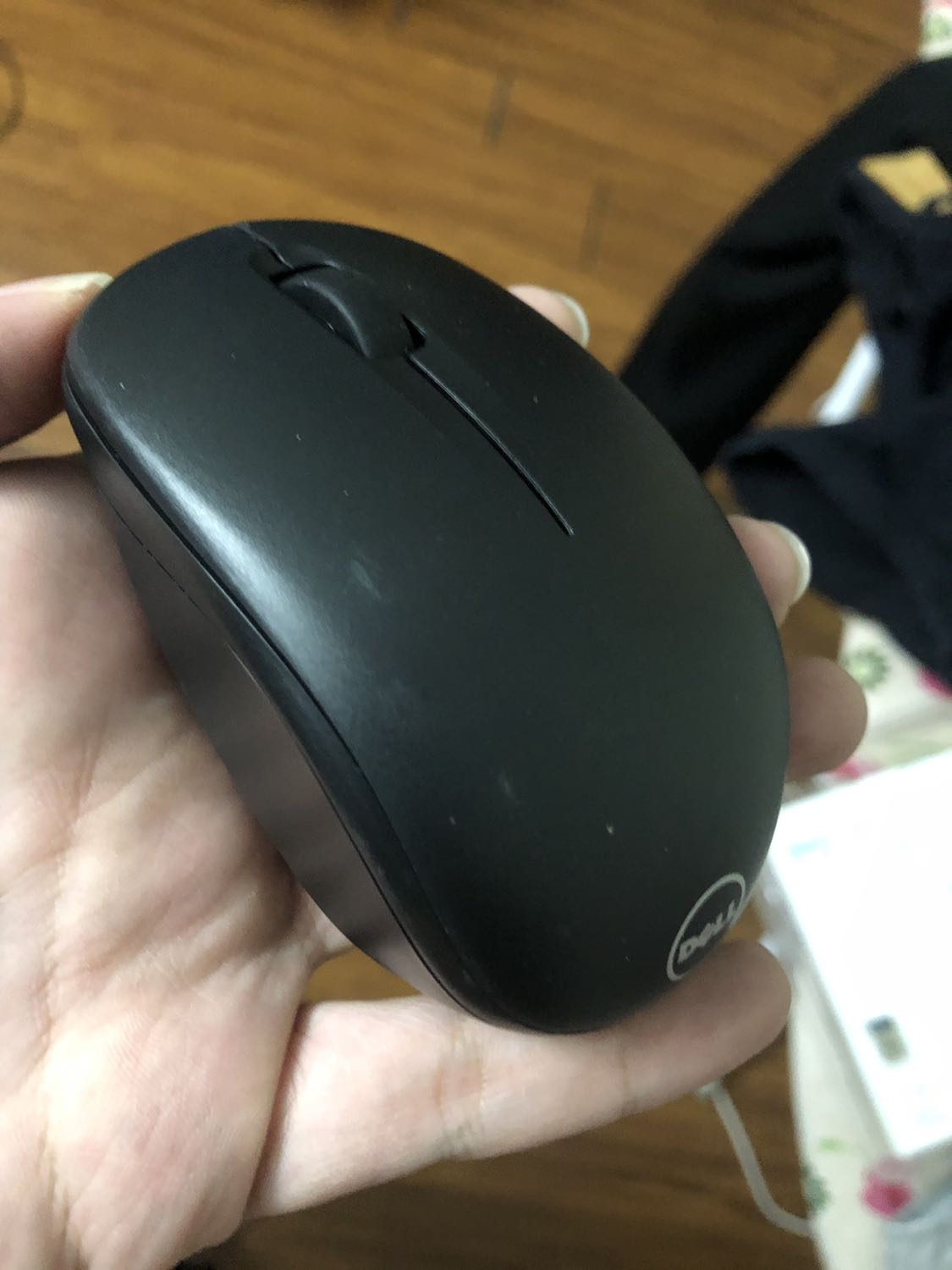 Lần 1: chuột lúc giao bị khui nham nhở. Tem seal rách, chuột bên trong trầy xước. Tiki có hỗ trợ cho người lên mang đổi giúp mình. 1 like cho tiki.
Lần 2: tem seal còn nguyên nhưng hộp vẫn có dấu hiệu bị khui. Lần này chuột nhìn đỡ nham nhở hơn trước nhưng vẫn còn trầy ít chỗ.
Haiz thôi để xài thử xem thế nào. Ai có ý định mua con này nên suy nghĩ kĩ.