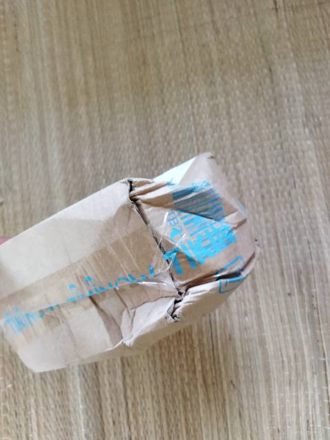 Hàng cũ đóng bụi
Hộp giao móp méo hết
Sản phẩm dùng trực tiếp lên da mà như này ai dám mua !