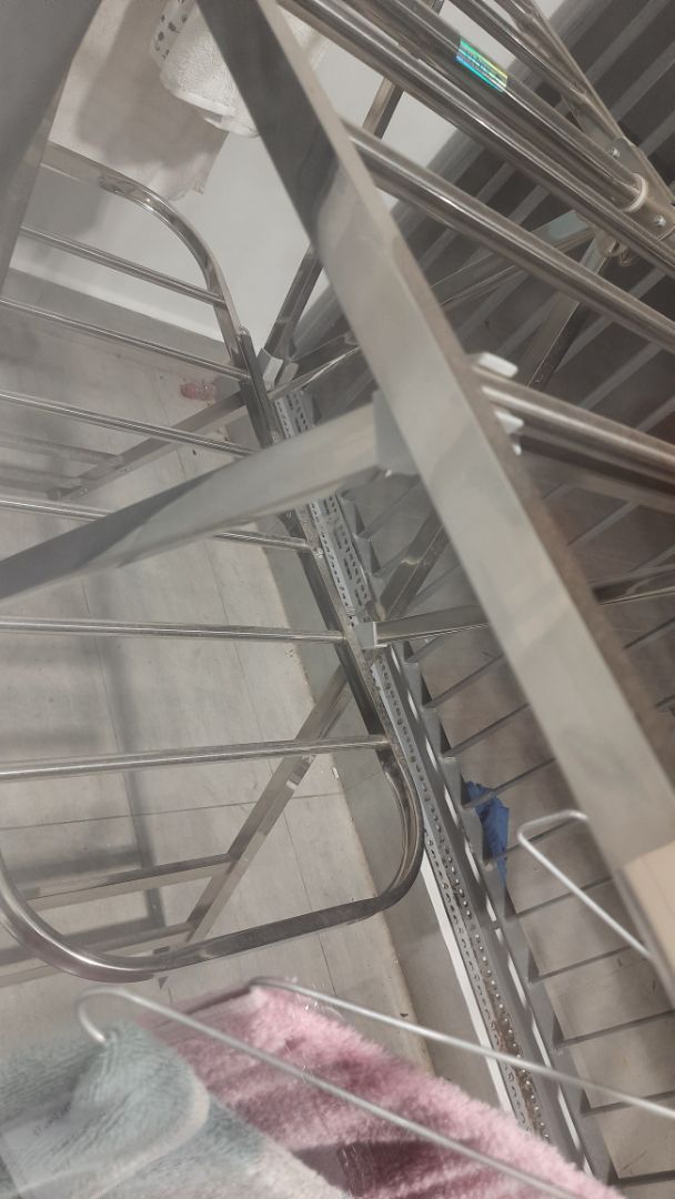 giàn gấp lại gọn ơi là gọn luôn, tiện lợi, dễ dùng. nhưng gió thổi mạnh là sẽ rơi đồ í. mình thik có những khoen nhỏ để giữ cố định móc quần áo nè