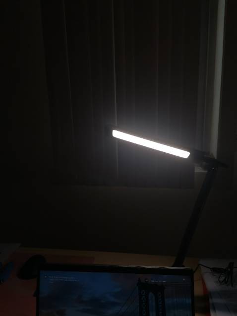 Thiết kế đẹp, giao hàng nhanh. Đèn có nhiều mức sáng, cảm ứng nhạy. Ngoài dùng để soi sáng còn góp phần làm decor bàn làm việc. Tuyệt vời ạ 🤗