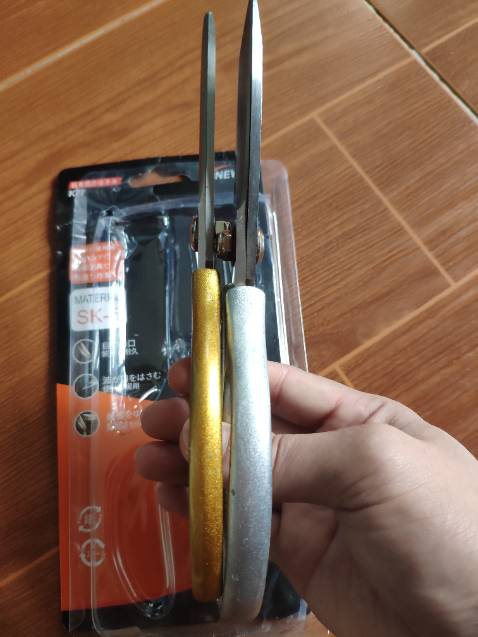 Kéo bén. Cán thì nhỏ hơn kéo bạc của mình mua nơi khác. Để cắt miếng xương gà coi nổi không