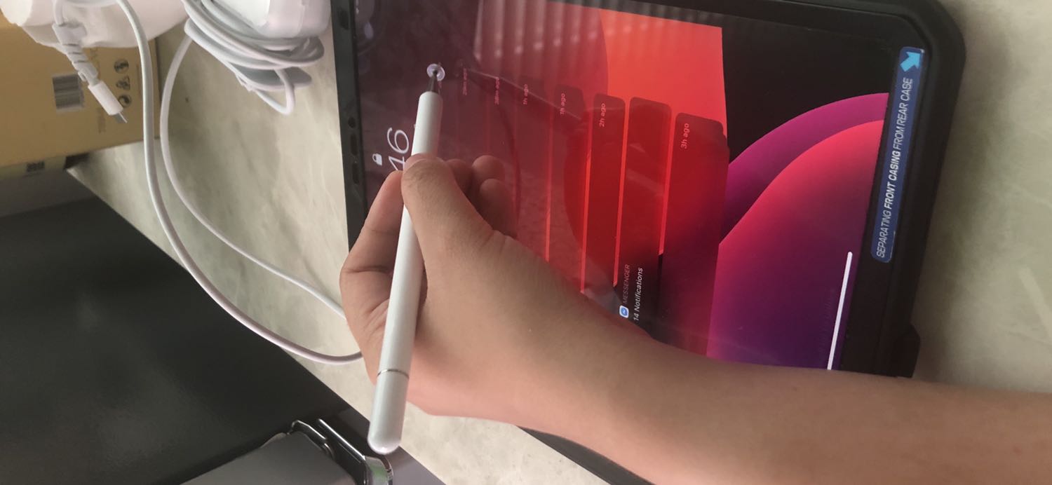 Nói chung bút có thương hiệu, cầm vừa tay nhưng đây là loại không thể kết nối bluetooth nha. Đồng nghĩa là không thể chạm tay vài ipad khi viết. :( 
Mua rồi hối hận vì với cùng một loại bút như vậy mua ở các trang khác bán rẻ hơn tiki rất nhiều. Có thương hiệu chỉ tầm 60-70k. 
Lỡ mua rồi không trả được chứ tiếc tiền quá. Tầm hơn 200k là đã có thể mua loại stylus kết nối với ipad không lo chạm tay rồi