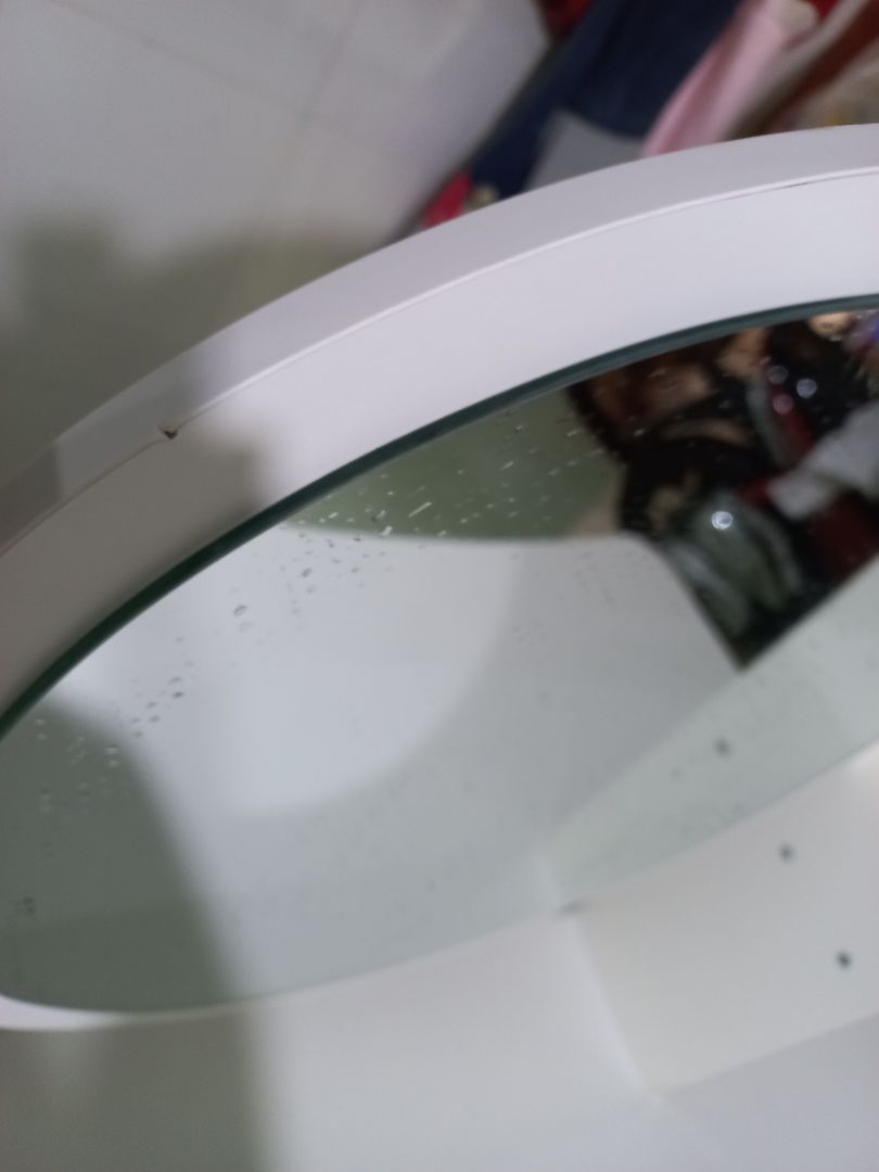 sản phẩm có trầy xước, nhận hàng nhìn thấy to so với hình ảnh, chân cũng khá cao, nhưng so với giá thì khá ổn, nhìn cũng ok lắm, nên mua