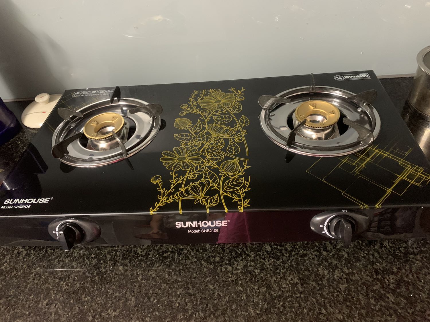 Bếp hơi nhỏ, phần nhôm chổ bếp + kiềng bếp mỏng. Đóng gói rất cẩn thận nhưng vẫn bị trầy.
500k đã gồm vận chuyển thì sản phẩm này phù hợp với giá tiền rồi. Bật bếp lửa xanh ok. Bật phát 1 là lên k phải bật nhiều lần.
Sp ok trong tầm giá