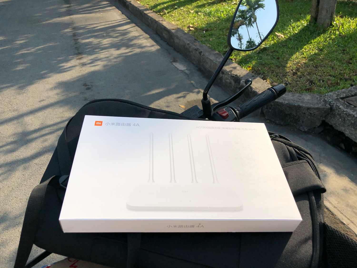 Hàng nhập khẩu nên toàn tiếng TQ. 
Mà cơ bản cũng mò dễ, các bạn cứ cắm dây WAN (internet đầu vào) rồi sau đó setup. 
vào miwifi.com trang đâu tiền là đặt tên wifi và mật khẩu. Đặt xong thì thiết bị khởi động lại với tên vừa đặt. 
Sau đó cài đặt translate extension của google chrome để dịch nguyên ***.

Mình mua về để trị hiện tượng đụng độ sóng 2.4GHz với loa bluetooth. Chỉ dùng băng tần 5GHz, thấy sóng khoẻ, tối ưu được tốc độ mạng.

Sản phẩm khuyên nên dùng.