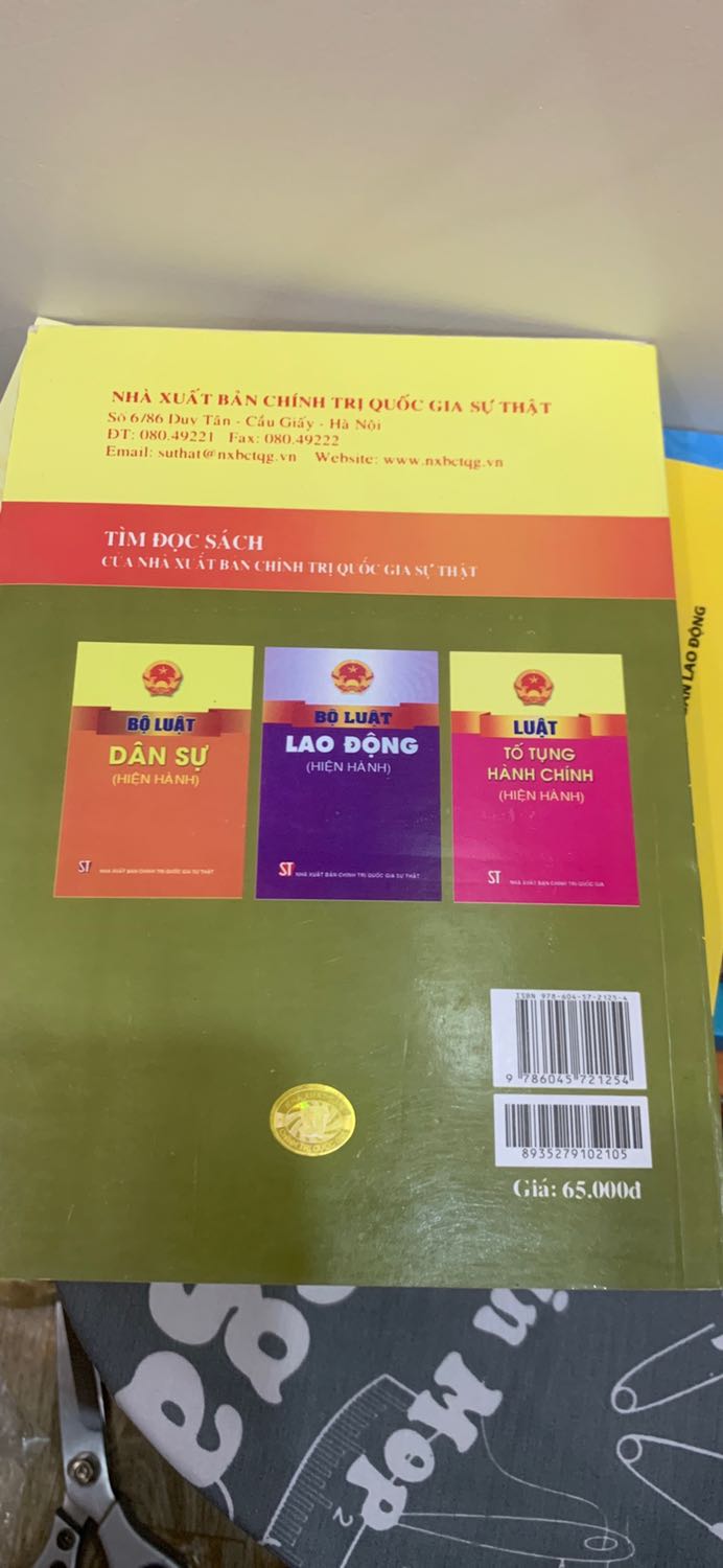 Tôi đặt cuốn BLTTDS hiện hành, sửa đổi 2020 giá bìa 102 và giảm giá còn 80k. Nhưng shop giao cho tôi cuốn khác, giá bìa 65k nhưng tính tiền 80k. Đề nghị đổi đúng sách