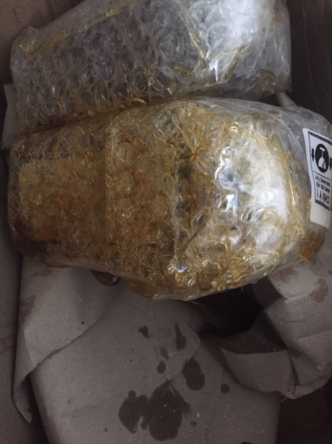 Chai lớn bể nát rồi còn mỗi chai nhỏ, nhờ SHOP giải quyết giúp!