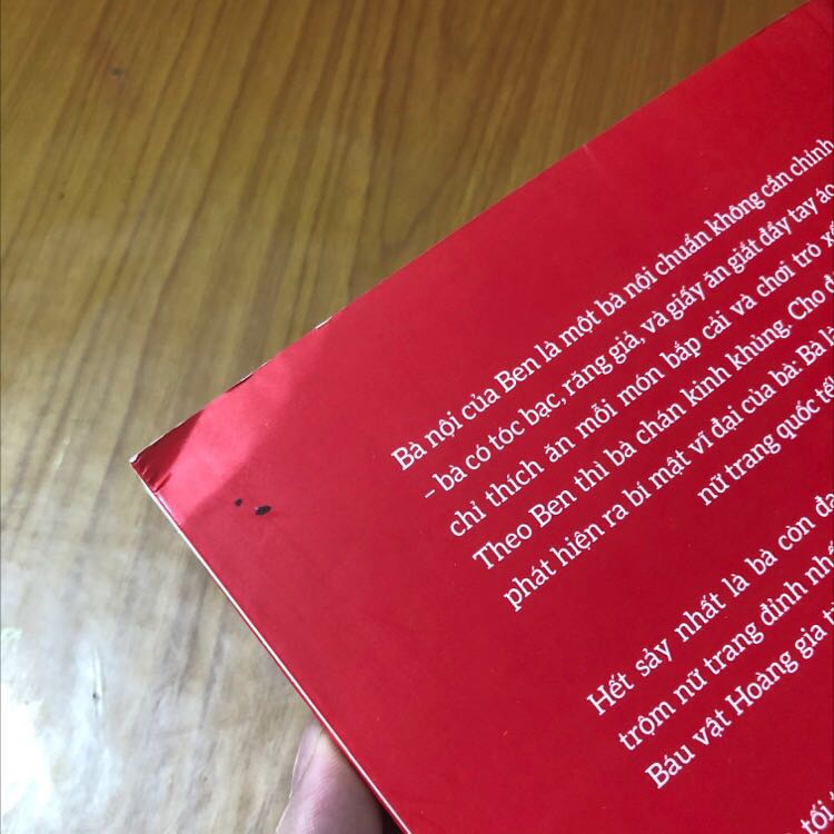 Giao hàng khá là nhanh, nhưng mà đóng gói khá sơ sài chỉ có một cái hộp để bỏ sách vào thôi, sách mình chưa đọc nên không biết nội dung có ok ko