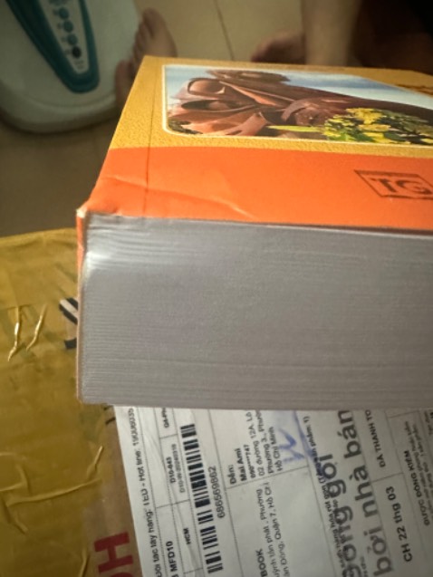 Vì tui bảo quản sách rất kỹ nên nhìn cái hộp đóng gói là thấy điềm rồi. Mở ra y rằng gãy gáy sách. Đóng gói quá sơ sài luôn 🥲