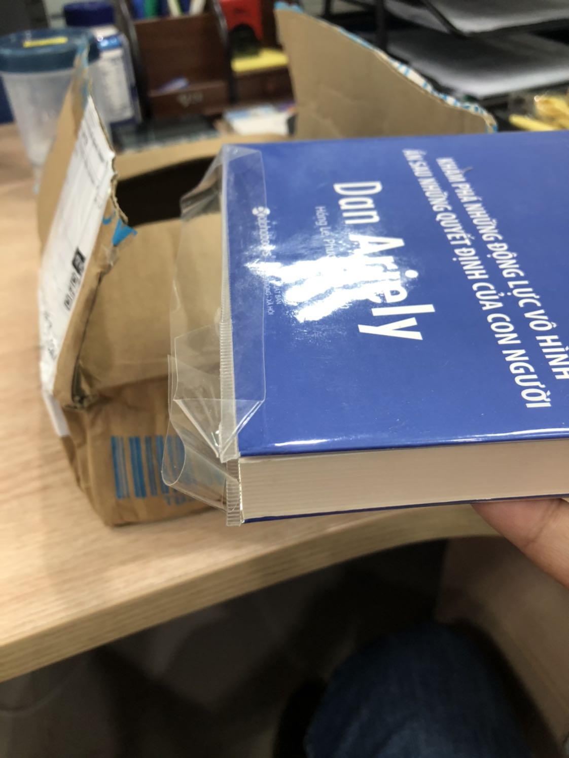 Mình thấy hơi bị bất ngờ vì người bọc sách và người đóng gói rất “có tâm”. Miếng bọc sách chưa hoàn thiện mà vẫn lấy dùng và gửi sản phẩm cho khách hàng.

Về tốc độ gửi hàng nhanh thì vẫn rất ok.
Dịch vụ bọc sách mình dùng nhiều lần rồi, đều ok cả, nhưng lần này thì mình đánh giá thấp.