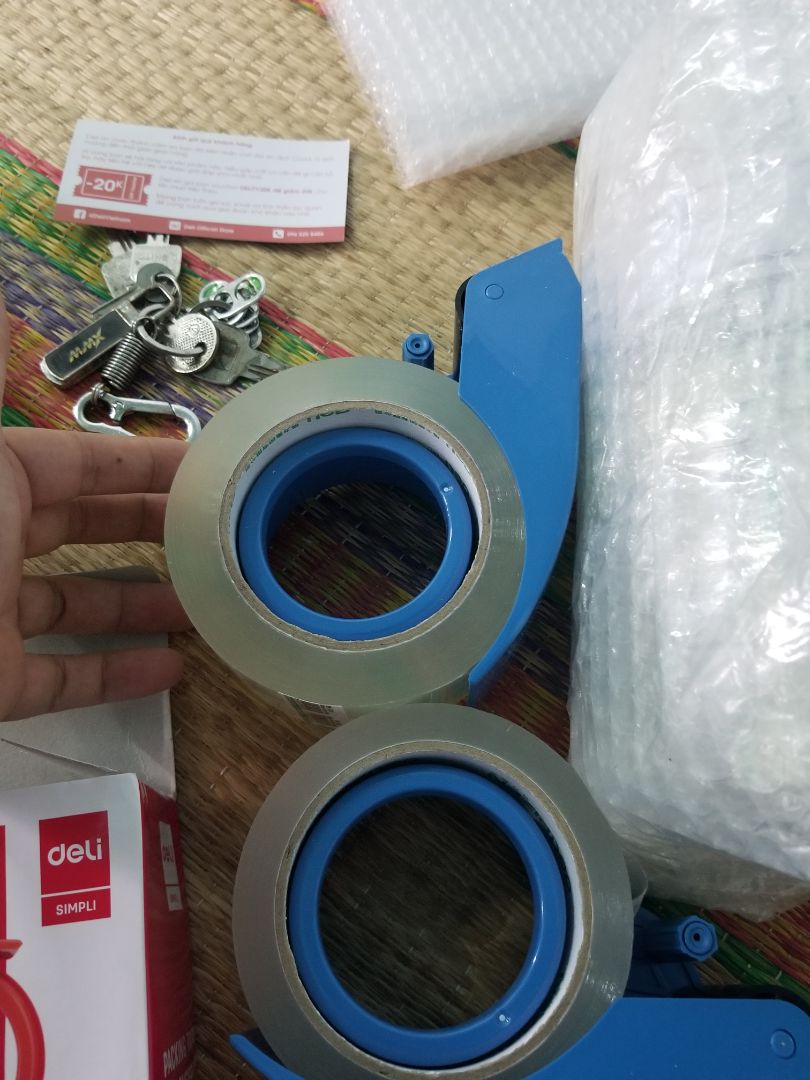 cuôn to và dày hơn cuộn bình thường tặng kèm cắt băng keo deli