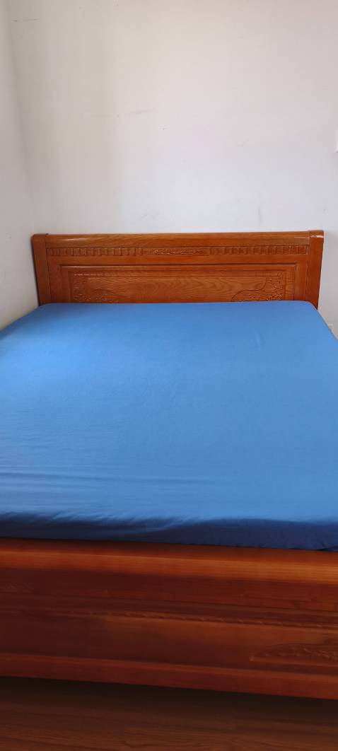 Vải trơn màu xanh rất đẹp, bề mặt mịn không thua kém các sản phẩm đắt tiền hơn. Ga có bo chun. Gói hàng cẩn thận.