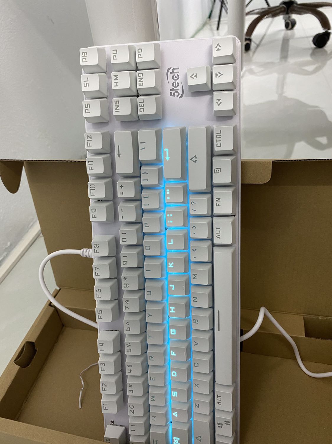 Đúng chuẩn bàn phím cơ luôn nhé, Model Blue Switch tôi rất thích, phím kêu đã tai rất phê. Chơi mất thể loại game Moca hay Liên minh, Moba thì bao phê luôn, k có độ trễ nha, bấm tổ hợp 1 lúc nhiều phím vẫn khá nhạy. 
Kiểu khắc chữ đậm, đèn led đẹp, hiệu ứng thay đổi được nhé. Đúng chuẩn bàn phím cơ luôn nhé, Model Blue Switch tôi rất thích, phím kêu đã tai rất phê. Chơi mất thể loại game Moca hay Liên minh, Moba thì bao phê luôn, k có độ trễ nha, bấm tổ hợp 1 lúc nhiều phím vẫn khá nhạy. 
Kiểu khắc chữ đậm, đèn led đẹp, hiệu ứng thay đổi được nhé.