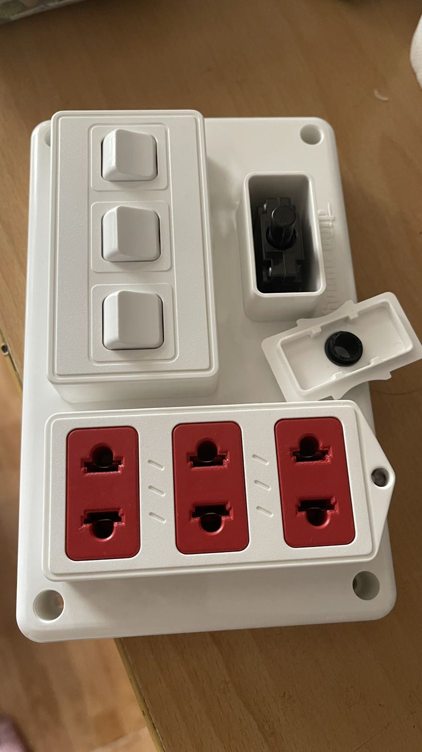 Tất cả đều chắc chắn đẹp, nhưng không hài lòng mới nhận hàng mà nắp của nút bên cạnh đã rơi ra, không thể gắn dính vào được, dây điện công suất thấp nếu đung thiết bị công suất cao phải thay dây. Nắp đậy không được vui lòng đổi lại cho tôi.