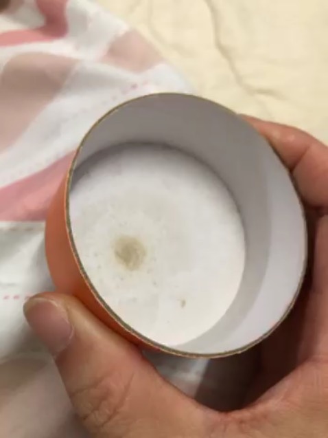 Hộp ngoài nhìn thì mới nhưng bên trong bị mốc, vậy sao dám lau lên máy ảnh