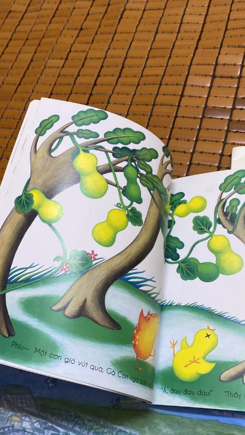 tinh mắt phết nhé các mẹ, con thích tìm hai bạn trong sách lắm, mực in sắc nét sống động