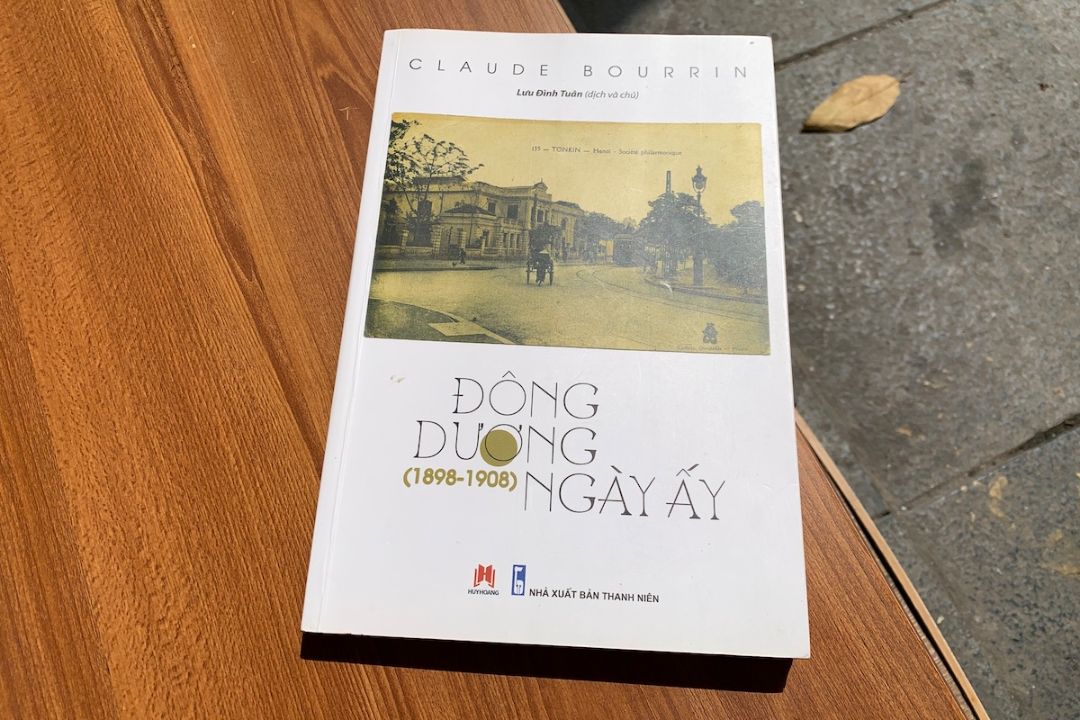 Khác với những cuốn sách khác về lịch sử, Đông Dương ngày ấy thực sự là một cuốn du ký thời “ông bà tôi” ở xứ Đông Dương qua lăng kính của một nhà kịch nghệ.

Người đọc có thể tìm thấy những trích đoạn hài hước, dí dỏm về một món ăn đến những nhận xét bất ngờ khi tuyển nhân viên đầu bếp. Những bất đồng ngôn ngữ giữa phụ nữ An Nam và các quan lớn cũng là chuyện “cười ra nước mắt” qua cách kể chuyện của Claude Bourrin.

Không chỉ có những ghi chép kiểu bông đùa, hóm hỉnh, tác giả còn tỉ mỉ ghi lại những vùng đất, con người nơi ông đi qua, sinh sống và làm việc.

Từ chợ hoa, nhà hát, sân khấu kịch, những tầng lớp bần cùng như người phu xe đến tầng lớp quan lại, trí thức, vua Thành Thái… hiện lên trong Đông Dương ngày ấy với nhiều màu sắc. Hơn hết, ông đánh giá đời sống và con người xứ An Nam bằng tâm hồn nhạy cảm và sự chia sẻ, thấu hiểu. Rõ ràng, nếu không gắn bó dài lâu với vùng đất này, tác giả khó có cách nhìn và đánh giá công tâm như vậy.