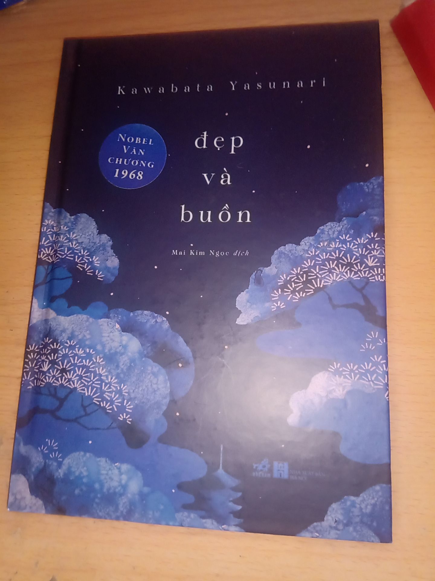 Sách rất đẹp, bìa sách trông như một tác phẩm nghệ thuật thật sự. Nội dung truyện tinh tế, nhẹ nhàng, nhưng ẩn sau đó là cảm xúc âm ỉ của nhân vật đang cháy trong tác phẩm. Tiki giao hàng rất nhanh và tốt. buổi tối nửa đêm giao 9h sáng mai đã có. hàng giao đẹp, sách vẫn có chỗ bị cong. Nhưng nhìn chung hài lòng về chất lượng dịch vụ.