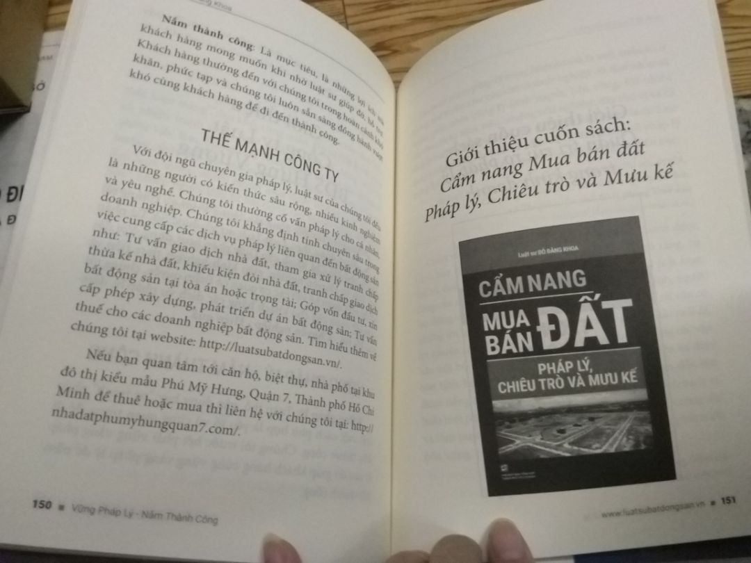 Nội dung sách nói về các chủ đề nền tảng, cơ bản, tập hợp những kiến thức đã có sẵn từ pháp lý do nhà nước tạo ra, các vụ *** có sẵn trên báo mạng.

Theo tôi thấy, sách ko có chia sẻ nhiều về kinh nghiệm bản thân tác giả về các chiêu trò, mưu kế trong việc mua bán nhà. 

Đa phần kiến thức về thủ tục giấy tờ, pháp lý, đi đâu làm gì để cho ra sổ.

Tóm lại ai chưa có nền tảng gì về thủ tục, pháp lý mua bán nhà, nên mua.

PS: Ngoài ra, phần phụ lục về các bản mẫu hợp đồng, có cho website để tải file văn bản, thì vào đó nhưng ko biết văn bản mẫu nằm ở đâu.