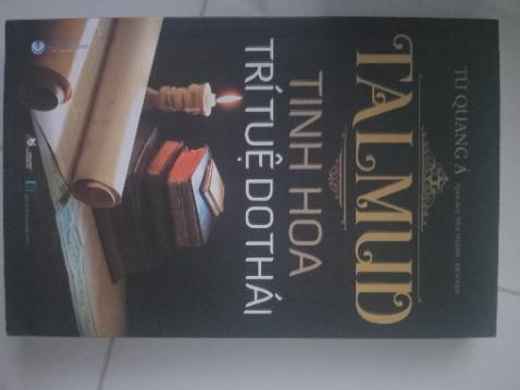 Sách được đóng gói cẩn thận dù bên ngoài hộp bị ướt nhưng bên trong không sao.
Sách có vài lỗi chính tả và nội dung sách viết về cách người Do Thái dạy con về thái độ đối với tiền bạc, đạo đức của họ trong kinh doanh, cách ăn mặc khi gặp đối tác, sự tiết kiệm thời gian, trí tuệ,....