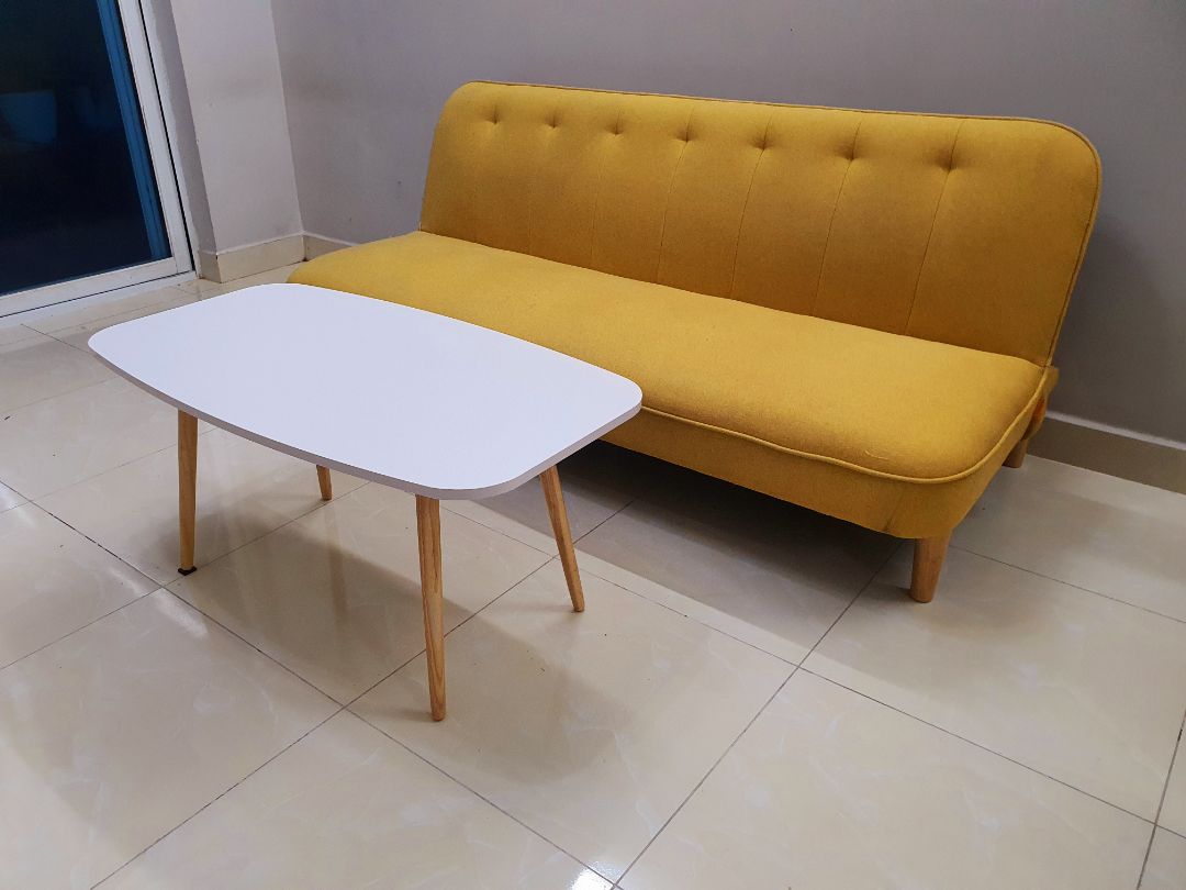 Bàn đẹp, chắc chắn, lắp đặt nhanh. 4 chân thì có 1 chân thấp hơn, kê thêm miếng đệm là xong.