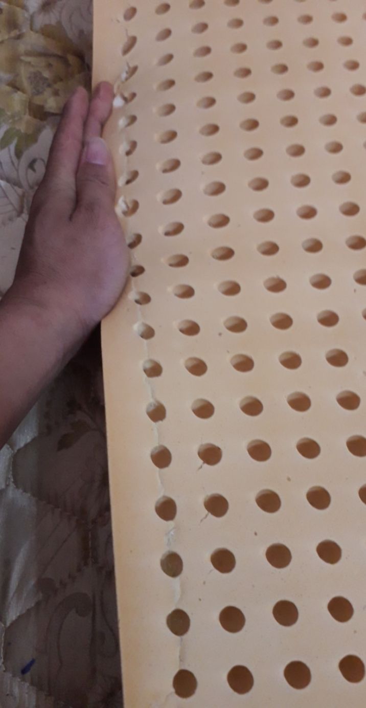 nệm bị mốc, nứt mẻ, hôi kinh khủng, shop bán hàng kém chất lượng, có thể đây là hàng cũ, đã phai màu có 3 màu khác nhau