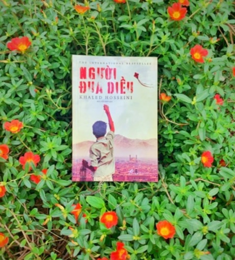 Giao hàng nhanh, sách mới, đẹp
NGƯỜI ĐUA DIỀU – Khaled Hosseini
Kết thúc cuốn tiểu thuyết hơn 450 trang này mình không biết nói gì vì thực sự có quá nhiều cảm xúc. Tác giả Hosseini đã rất xuất sắc trong việc mô tả nội tâm các nhân vật, dựng lên một bối cảnh xã hội Afghanistan thực sự sống động đầy màu sắc cũng đầy u ám.
Có những đoạn câu chuyện làm cảm xúc mình dâng lên thực sự căm phẫn đến run bần bật, uất ức và ngẹn đắng nhưng rồi mình cũng đã hiểu rằng “luôn có một con đường để tốt lành trở lại”.
Qua câu chuyện mình được biết thêm nhiều điều về đất nước, con người và văn hoá của đất nước Afghanistan. Một nơi thực sự yên bình và đẹp đẽ cho tới khi những đau thương, mất mát của chiến tranh xảy đến, những thành phố, làng mạc như Kabul, Mazar-i-Sharif, Kunduz…thay đổi qua thời gian. Như chính các nhân vậy thay đổi theo đó. Đây là tác phẩm vừa mang tính hiện thực vừa nhân văn rất đáng để đọc.
Cuối cùng làm mình ấn tượng và ám ảnh nhất vẫn là câu nói của Hassan với Amir “Vì cậu, cả ngàn lần rồi!”