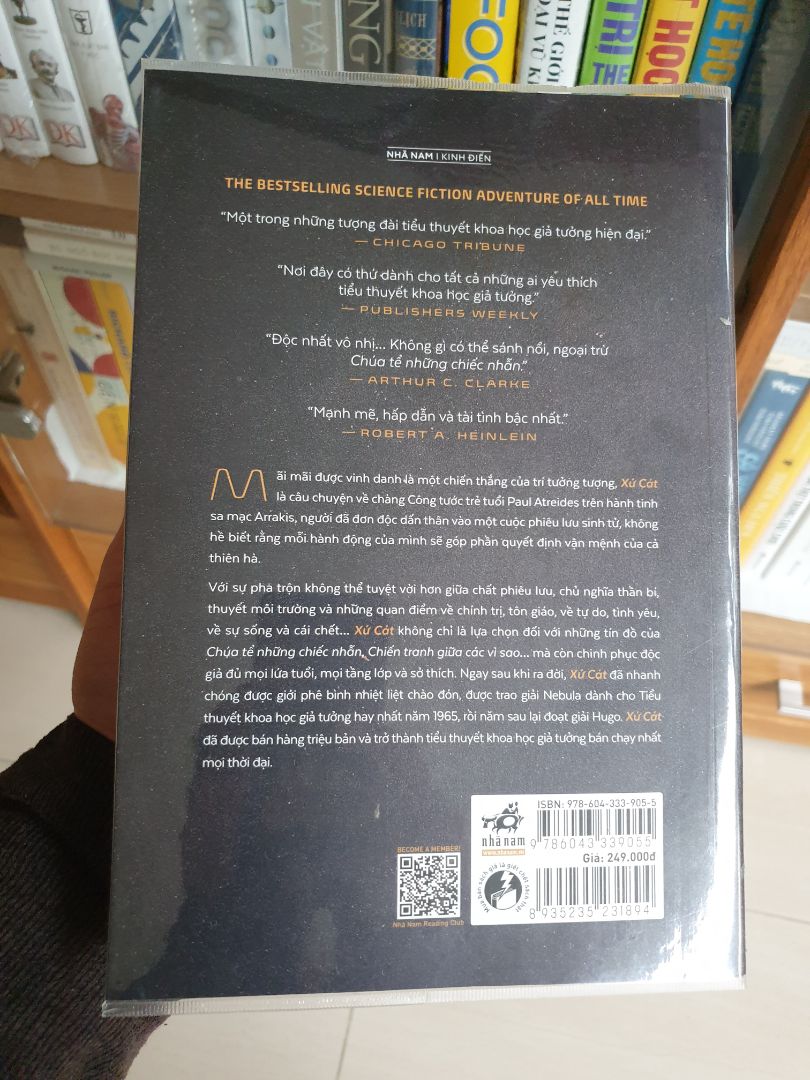 Sách in tốt. Bìa đẹp. Tuy là bìa mềm mà khổ sách khá to, cao tương đương mấy cuốn bìa cứng của Đông A (26cm), khi xếp vào kệ cùng các cuốn khác của Nhã Nam hơi xộc xệch.
Vẫn đang đọc dở dang nhưng thấy tác giả xây dựng một thế giới rất hấp dẫn, sống động. Nội dung và tình tiết cũng ổn.