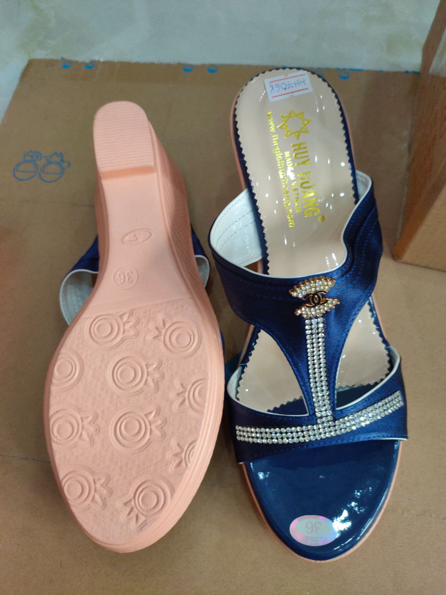 Dép rất đẹp.... nhẹ rất bền mình mua thêm đôi cho chị mình