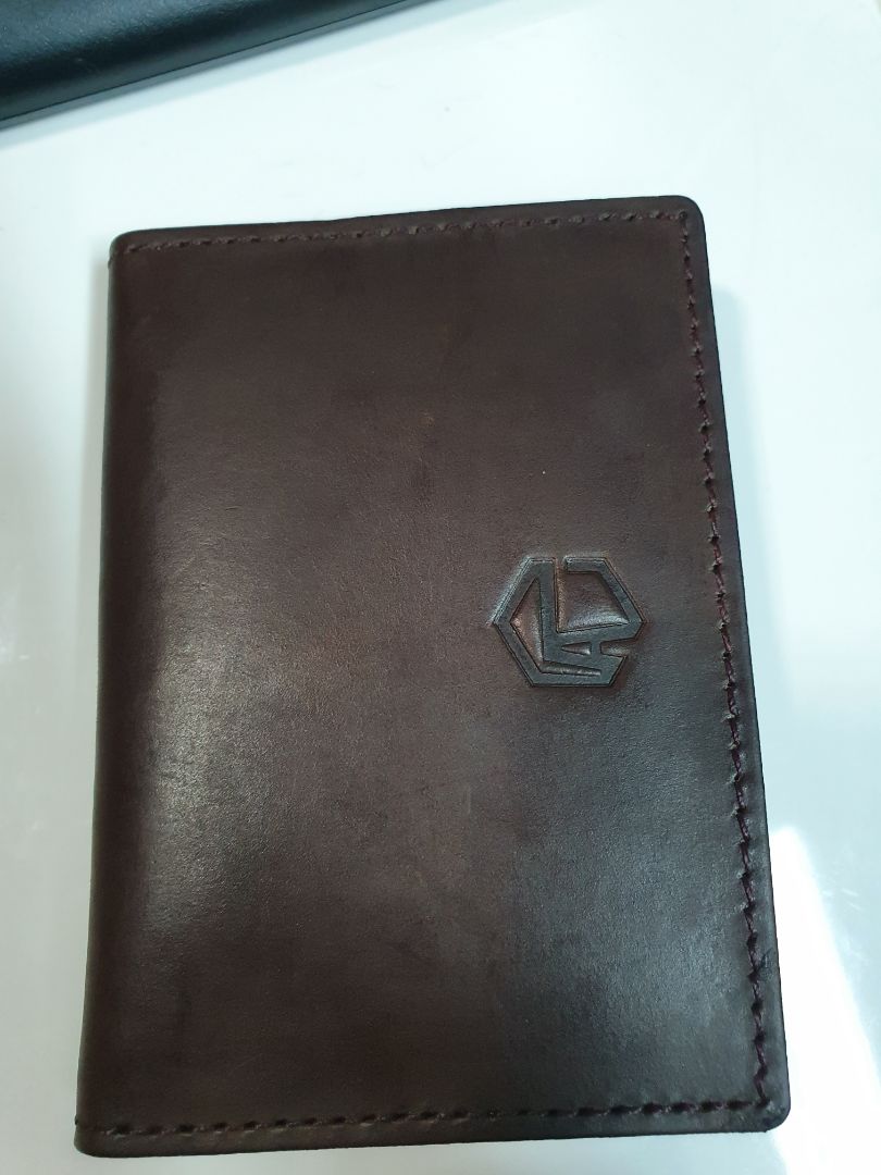 Ví nhỏ gọn. Đẹp. Nhưng phần góc dưới bên phải bị mất 1 miếng nhỏ. Ví da mới nhận về quá khô, phải dùng kem dưỡng da mới lại màu. Ví mới mà da trầy hơi nhiều.